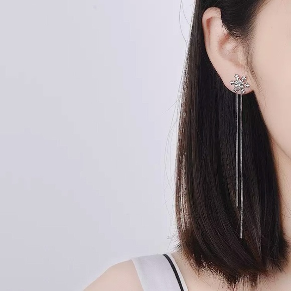 “Winter Wonderland” Snowflake Diamond Drop Earring - Picture 1 of 9